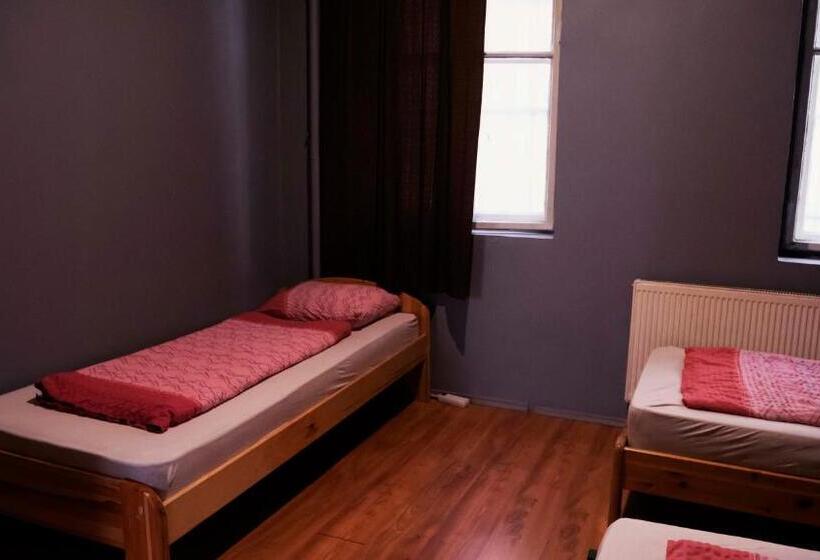 バスルーム共有のトリプルスタンダード, Deep Guest House