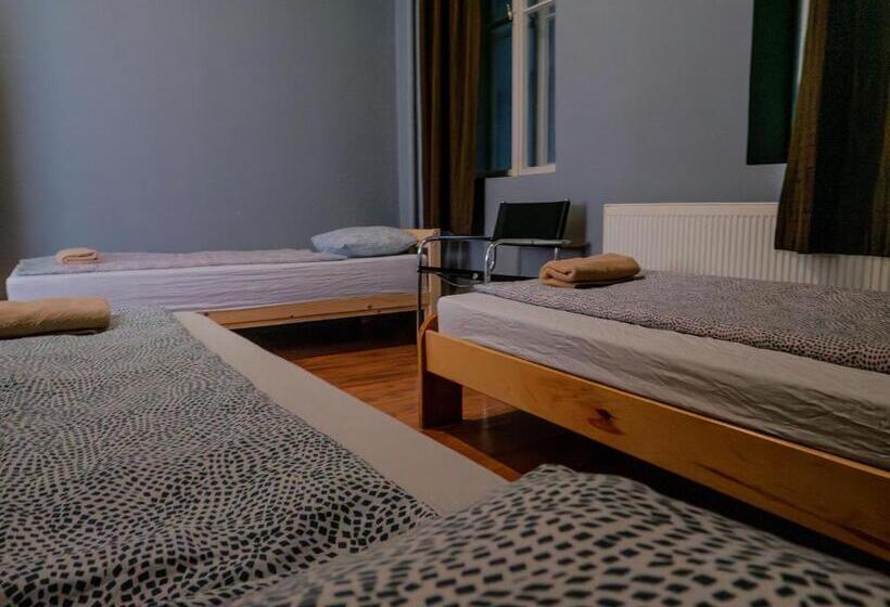 バスルーム共有のトリプルスタンダード, Deep Guest House