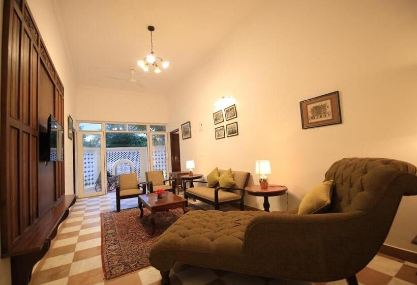 带大床的高级房间, Roop Niwas Kothi, Near Mandawa