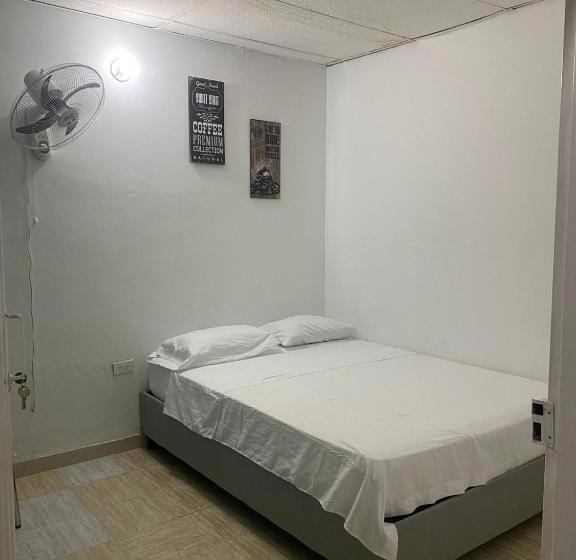 اتاق استاندارد با سرویس بهداشتی مشترک, Aurelia Compartida Hospedaje