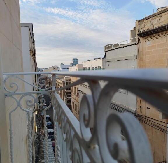 اتاق استاندارد با چشم‌انداز شهر, Limestone Sun Suites