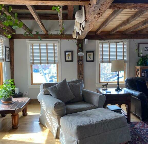 דירה בת חדר שינה 1 עם מרפסת, Magical Post And Beam Loft Downtown Newport!