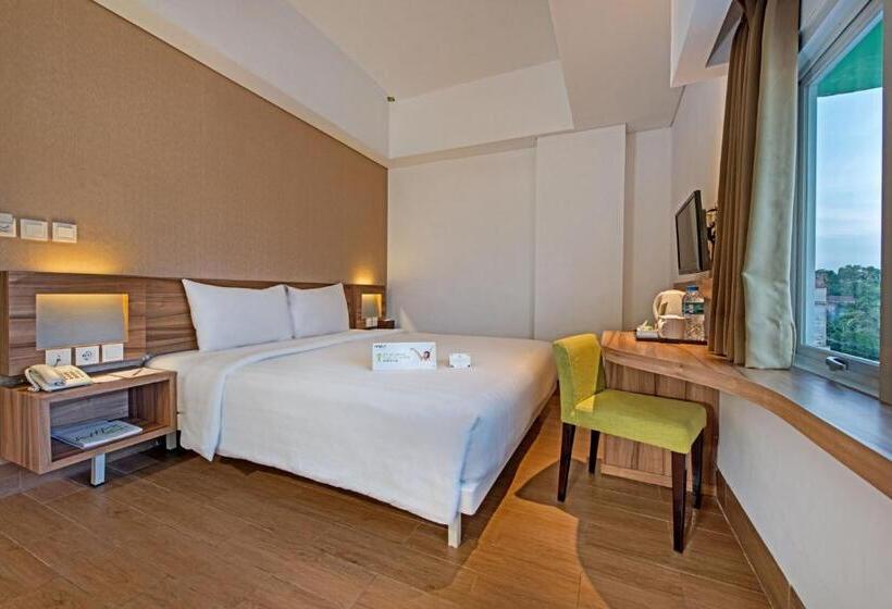 Номер Deluxe, Whiz Prime Hotel Balikpapan