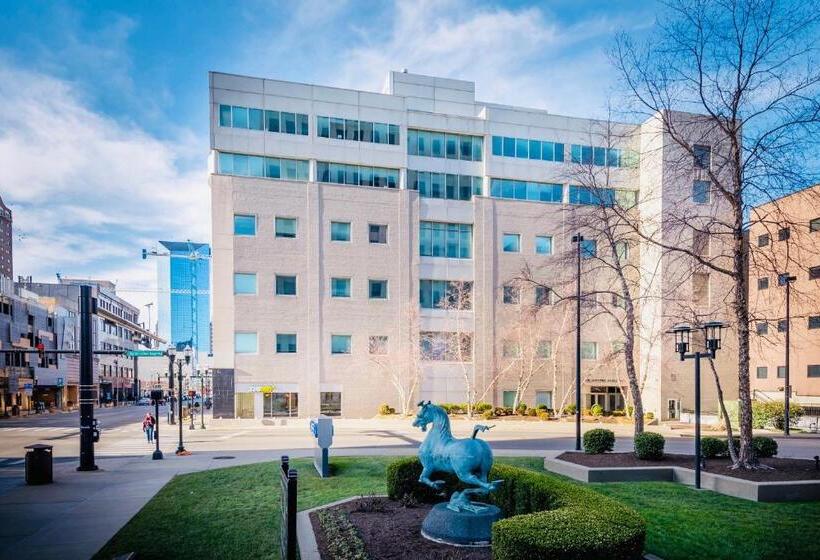 Апартаменты 2 Спальни, 175 Lex   Walkable Downtown Lexington & Rupp Arena   Full Condos