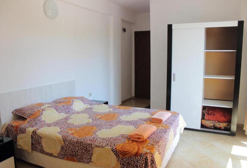 标准三人间, Tangra Guest House