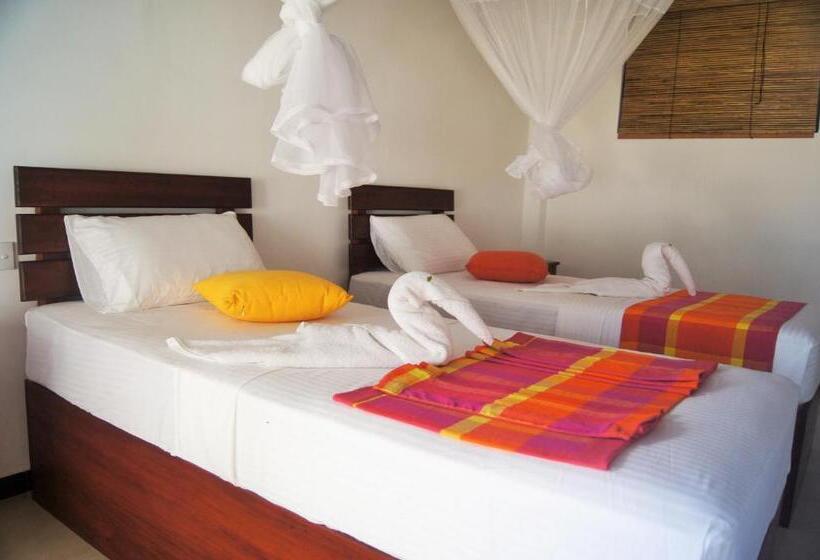 اتاق لوکس با بالکن و چشم‌انداز دریا, Wellé Wadiya Beach Villa