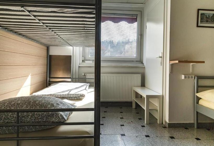 اتاق استاندارد, Hostel 24