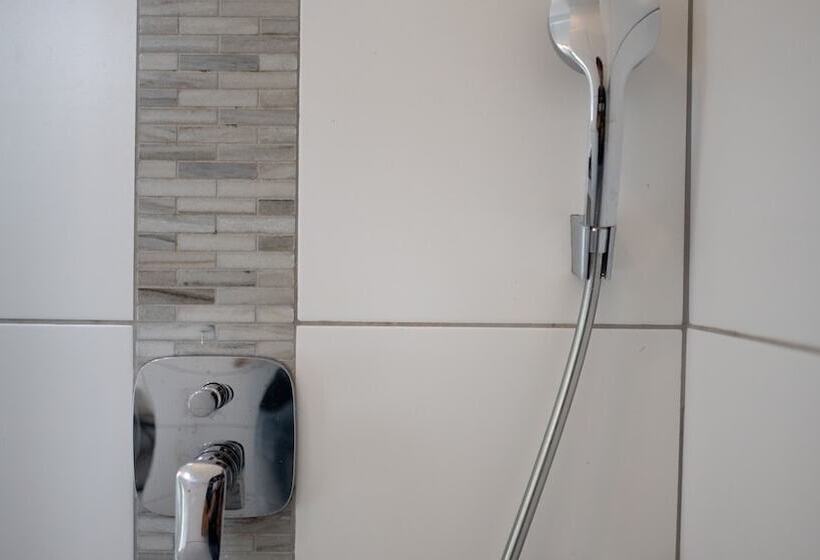 استودیوی استاندارد, Blue Bay Lodges