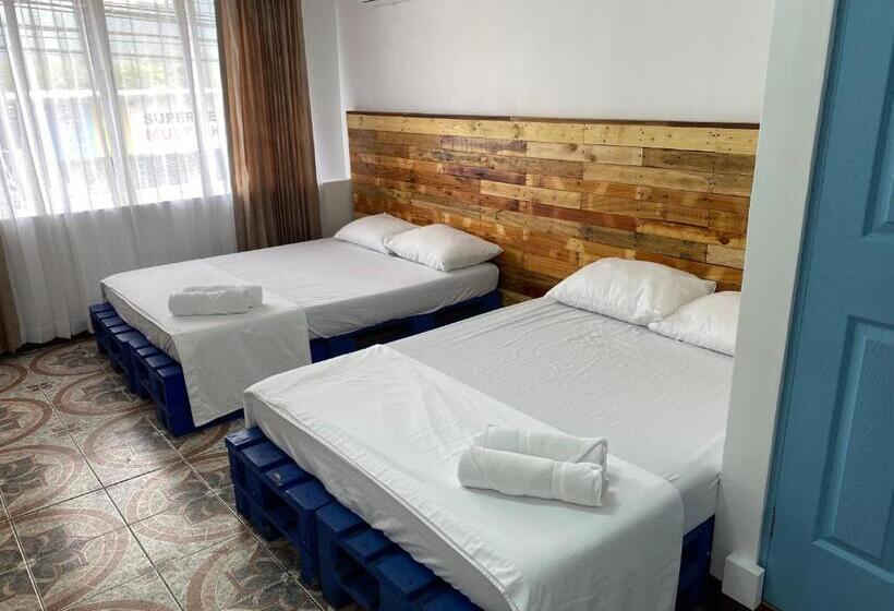 Номер Стандарт 2 Двуспальные Кровати, La Hacienda Rooms & Food