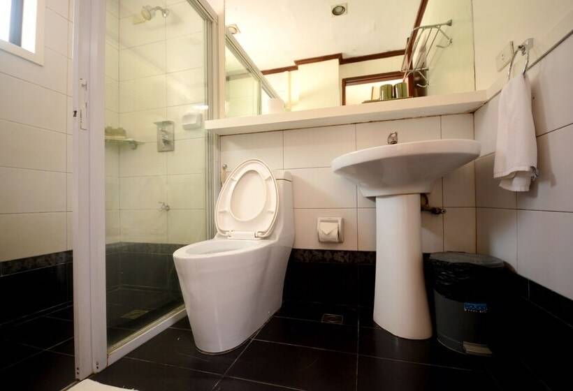 디럭스 룸 킹사이즈 침대, Ipil Suites Puerto Princesa