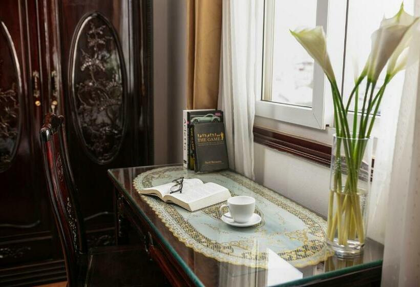 Deluxe Room, Little Diamond