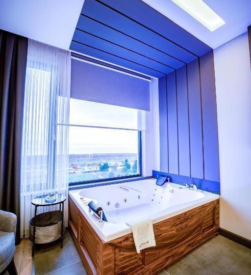 Suite Cama King, Aksular