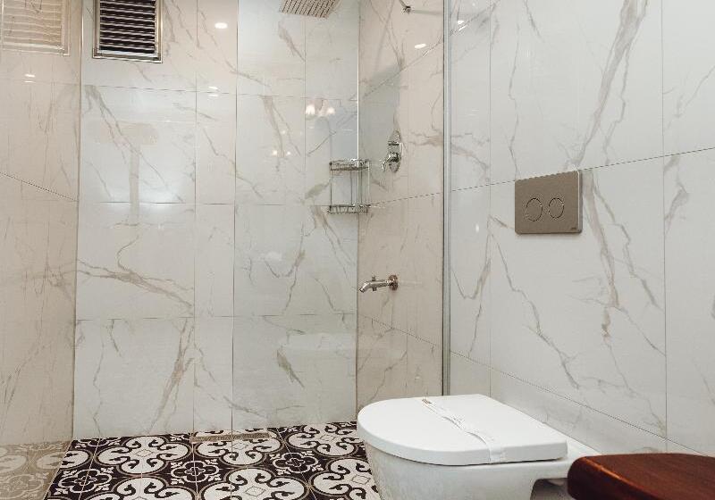 Habitación Triple Estándar, Aksular