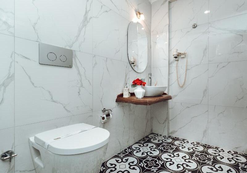Habitación Triple Estándar, Aksular