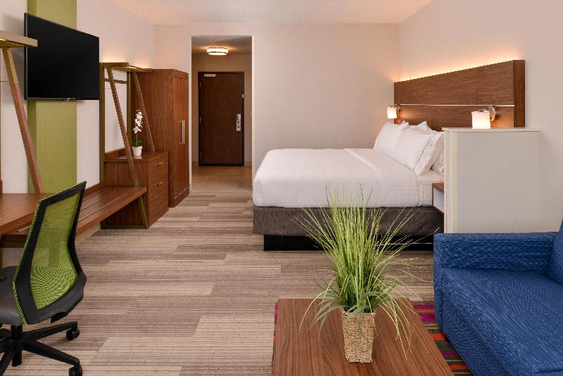 带大床的套房, Holiday Inn Express & Suites Salem, An Ihg