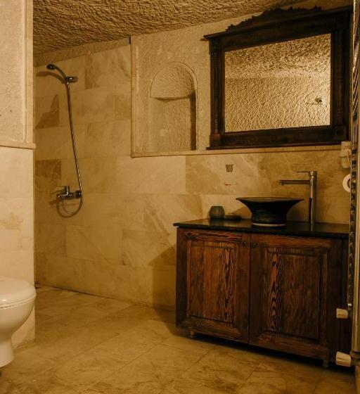 デラックストリプルルーム, Village Cave House