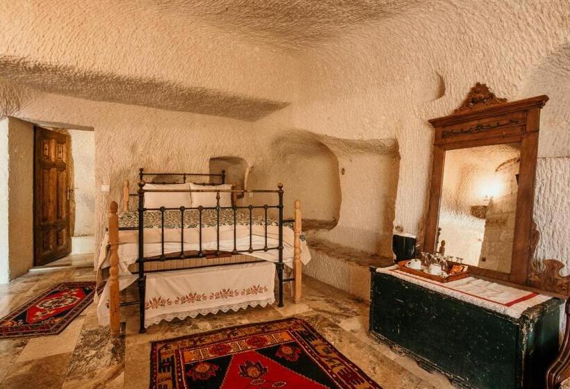 デラックストリプルルーム, Village Cave House