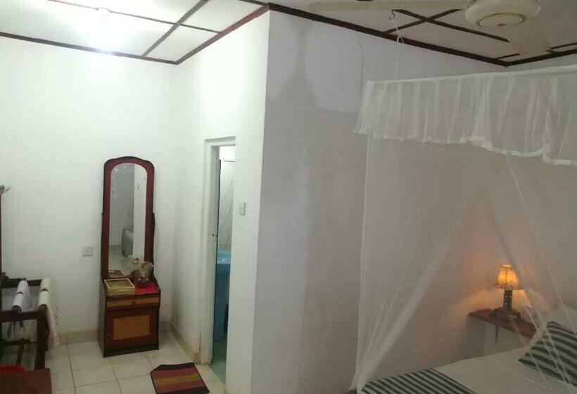 Номер Deluxe, Sisira Natural Lodge   Sigiriya