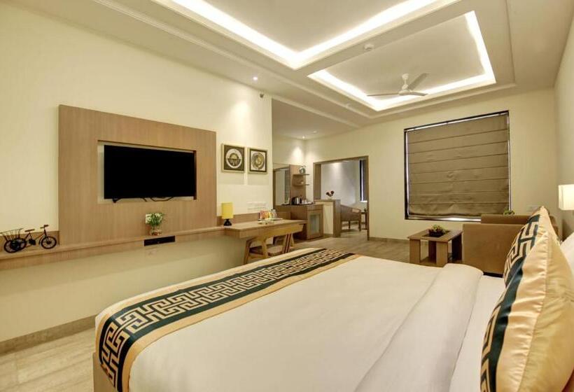 اتاق ساده سه‌ نفره, Royal Marina Near Igi Airport Delhi