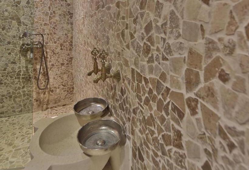سوییت سوپریور, Phocas Cave Suites
