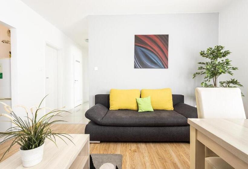 Апартаменты Deluxe 3 Спальни, Maple Tree Budget Apartments