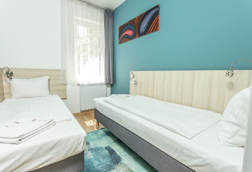 Апартаменты Deluxe 3 Спальни, Maple Tree Budget Apartments