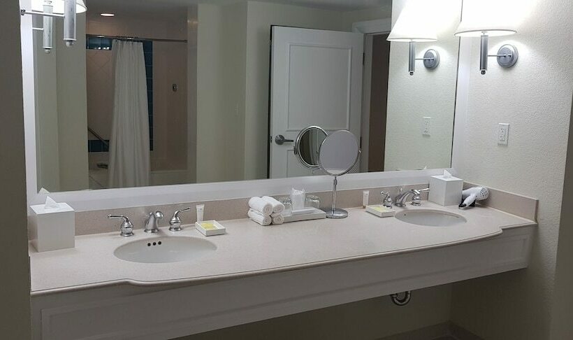 اتاق استاندارد با تخت بزرگ, Lighthouse Pointe At Grand Lucayan