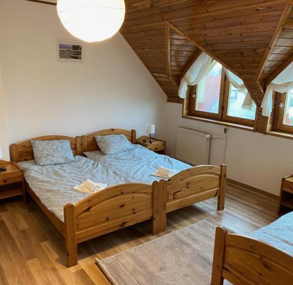 庭の見えるスタンダードトリプルルーム, Global Apartmanház