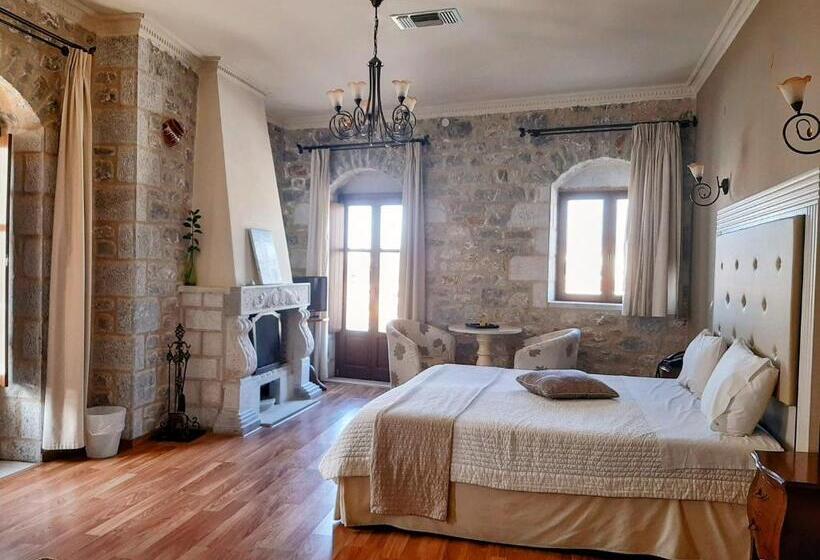 جناح جونيور, Areos Polis Boutique
