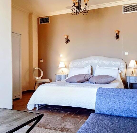 جناح, Areos Polis Boutique
