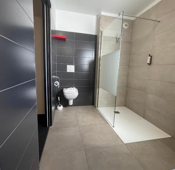 اتاق استاندارد چهار تخته, The Originals Access, Hôtel Limoges Nord