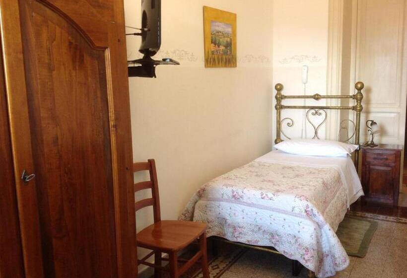 اتاق استاندارد یک تخته با سرویس بهداشتی مشترک, Albergo Cavour