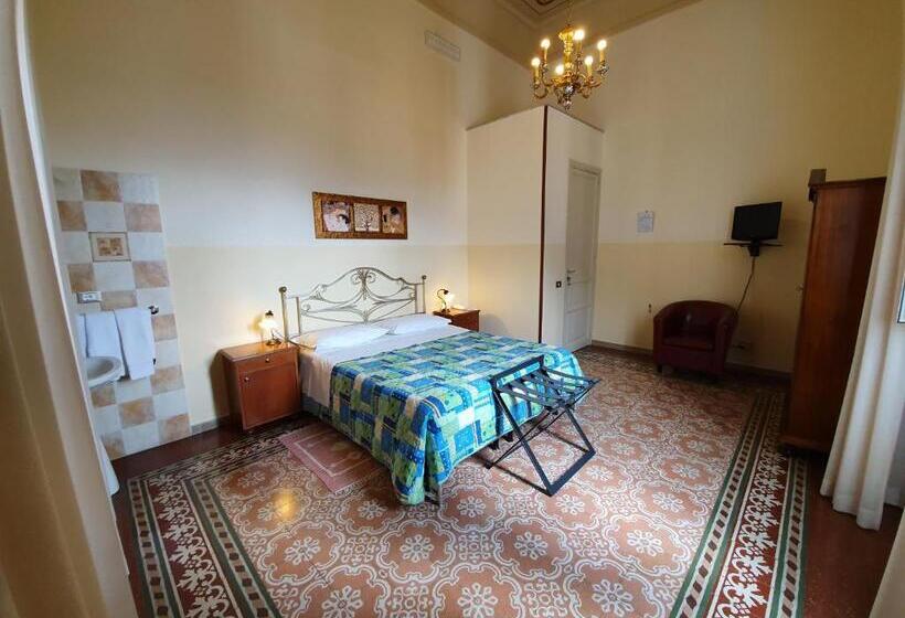 اتاق استاندارد با سرویس بهداشتی مشترک, Albergo Cavour