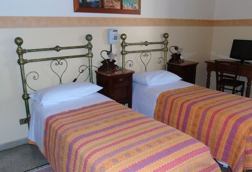 اتاق استاندارد سه نفره, Albergo Cavour