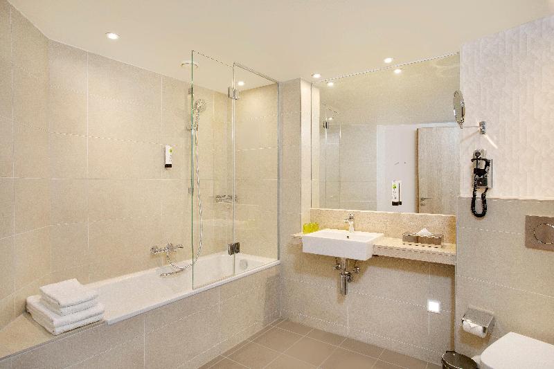 带特大床的标准间, Holiday Inn Frankfurt Airport, An Ihg