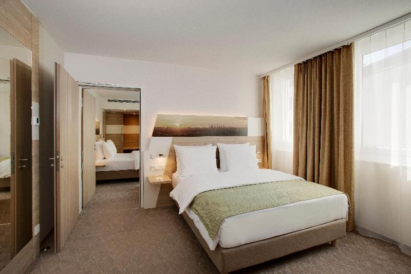 带特大床的标准间, Holiday Inn Frankfurt Airport, An Ihg
