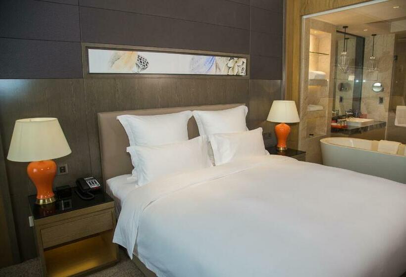 수피리어 스위트, Pullman Shishi Mattison