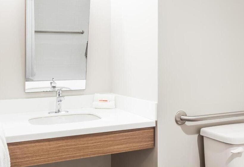 Номер Стандарт Адаптированный для Инвалидов, Microtel Inn & Suites By Wyndham Kirkland Lake