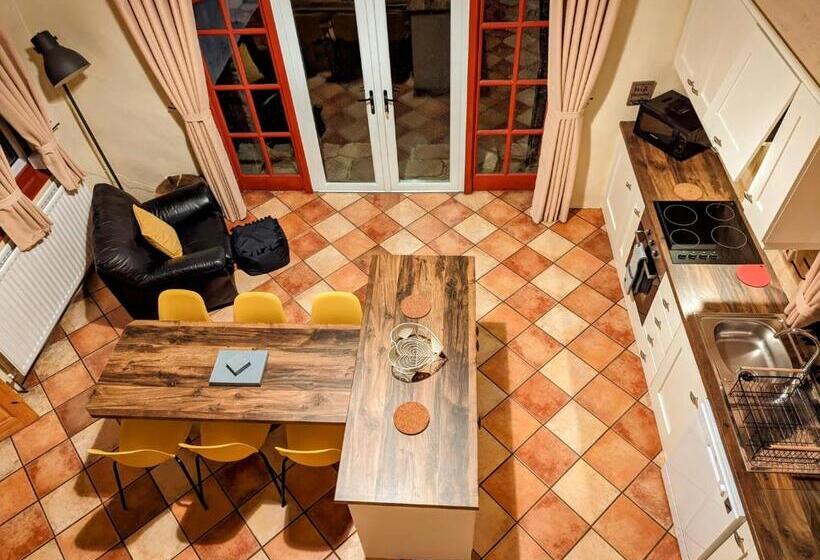 Дом 3 Спальни, Millers Close Holiday Cottages
