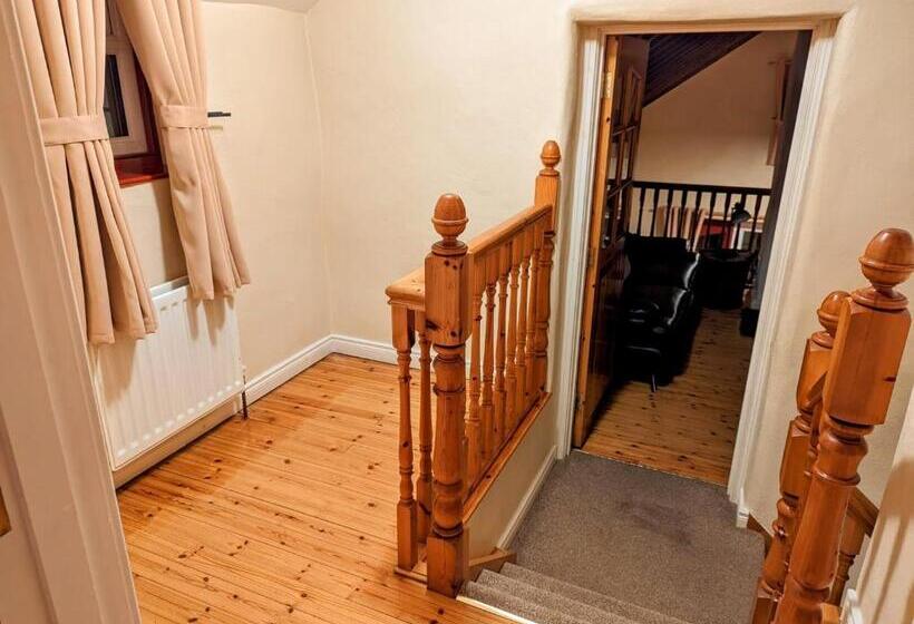 Дом 3 Спальни, Millers Close Holiday Cottages
