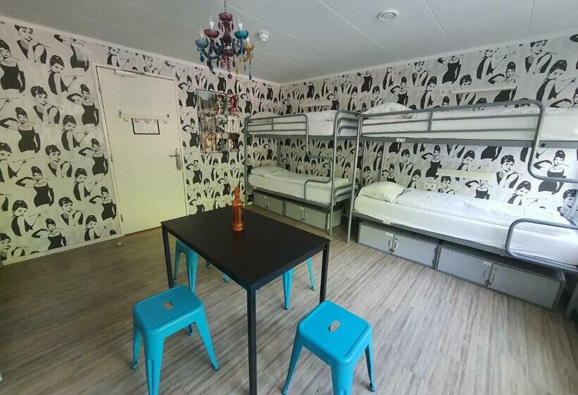 共用房间的床, Dutchies Hostel