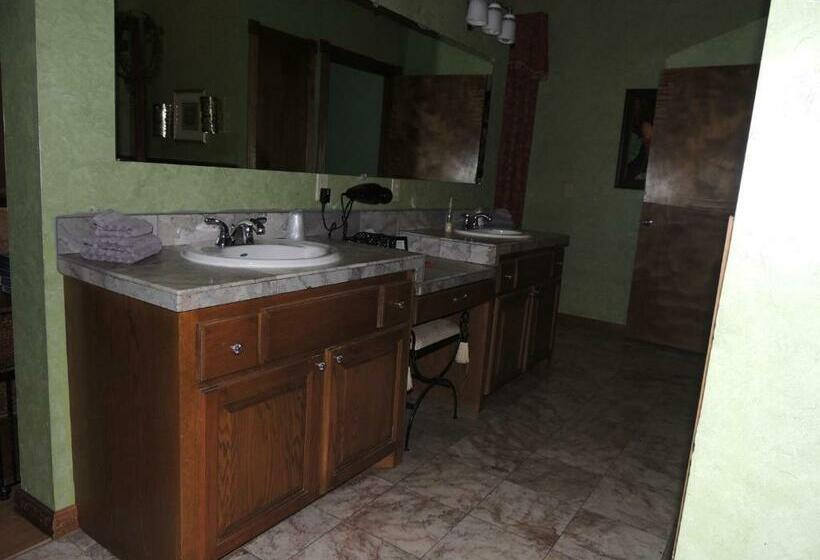 חדר דלוקס עם מיטת קינג, The Whispering Pines Inn