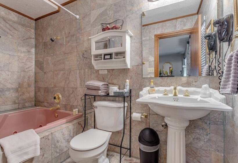 Номер Deluxe, The Whispering Pines Inn