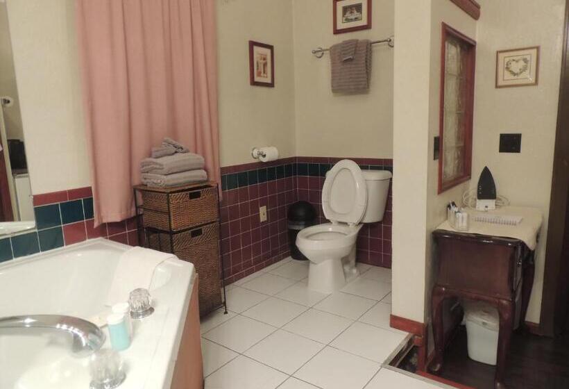 Номер Deluxe, The Whispering Pines Inn
