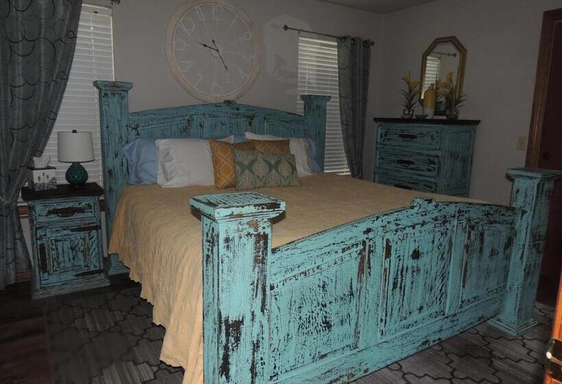 חדר סטנדרט עם מיטת קינג, The Whispering Pines Inn