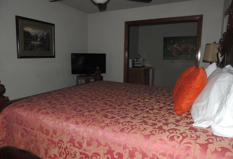 Номер Deluxe, The Whispering Pines Inn