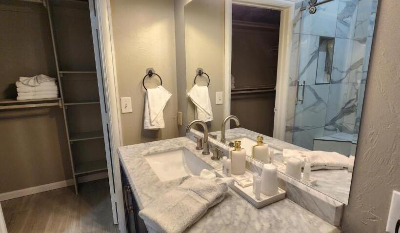 Номер Deluxe Кровать Кинг, The Whispering Pines Inn