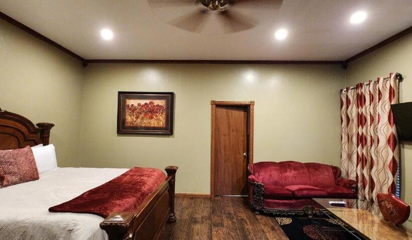 Номер Deluxe, The Whispering Pines Inn