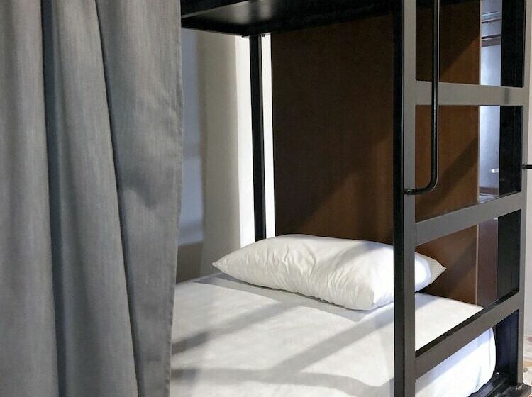 ルームシェアのワンベッド, Siesta Fiesta Hotel & Hostel