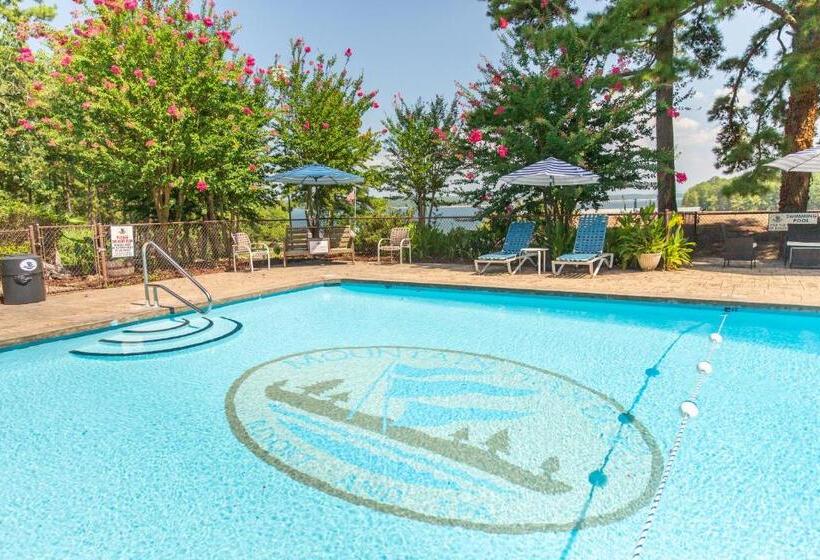 패밀리 룸, Lake View Queen Guest Room With Two Queens, Sleeper Sofa And Deck Overlooking Lake Ouachita, Hotel R